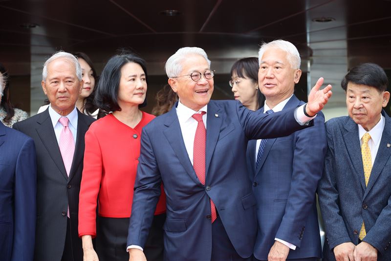 台新新光金控正式揭牌，董事長吳東亮與夫人彭雪芬聯袂出席，彭雪芬高雅現身合併典禮，成為全場關注焦點之一，吳東亮脫稿邀高管上台合影，場面溫馨感人、氣氛熱烈。（圖／鄭孟晃攝影）