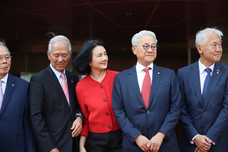 台新新光金控正式揭牌，董事長吳東亮與夫人彭雪芬聯袂出席，彭雪芬高雅現身合併典禮，成為全場關注焦點之一，吳東亮脫稿邀高管上台合影，場面溫馨感人、氣氛熱烈。（圖／鄭孟晃攝影）