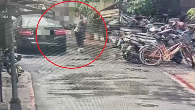 警方埋伏壓制逮捕陳姓毒販。(圖/翻攝畫面)