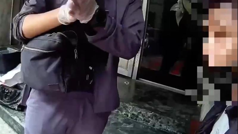 警方埋伏壓制逮捕陳姓毒販。(圖/翻攝畫面)