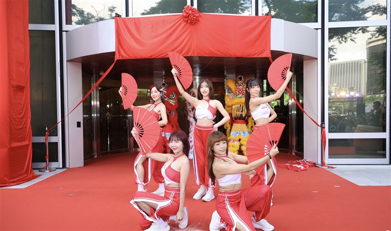 台新新光金控正式揭牌，董事長吳東亮與夫人彭雪芬聯袂出席，彭雪芬高雅現身合併典禮，成為全場關注焦點之一，吳東亮脫稿邀高管上台合影，場面溫馨感人、氣氛熱烈。（圖／鄭孟晃攝影）