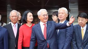 ▲台新新光金控正式揭牌，董事長吳東亮（左三）與夫人彭雪芬（左二）聯袂出席，彭雪芬高雅現身合併典禮，成為全場關注焦點之一，吳東亮脫稿邀高管上台合影，場面溫馨感人、氣氛熱烈。（圖／鄭孟晃攝影）