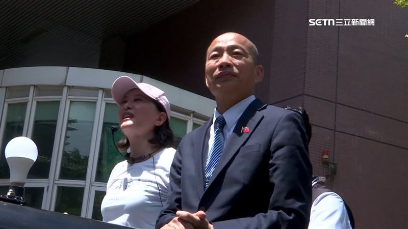 韓國瑜陪王鴻薇掃街，受訪時說「民進黨成功要聽媽媽的話，國民黨大失敗」