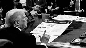 ▲與日本進行關稅談判時的資料板卡，疑似遭到臨時塗改。（圖／翻攝自X平台 @Scavino47）