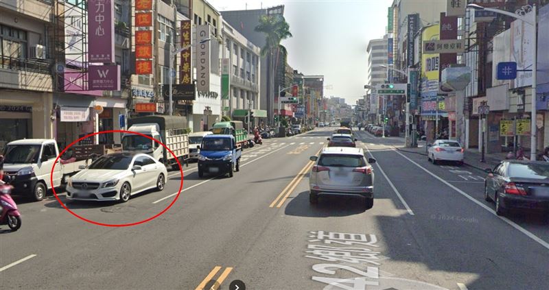 要是有汽車違停，機車道直接消失，騎士被迫違規繞過騎上內側車道。（圖／翻攝自google街景畫面）