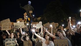 ▲23日烏克蘭人民在利沃夫（Lviv）的大規模抗議。（圖／美聯社／達志影像）