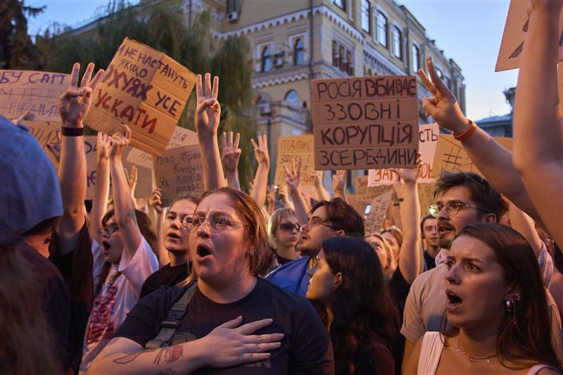 23日人民在烏克蘭首都基輔(Kyiv)抗議時高唱國歌。(圖/美聯社/達志影像)