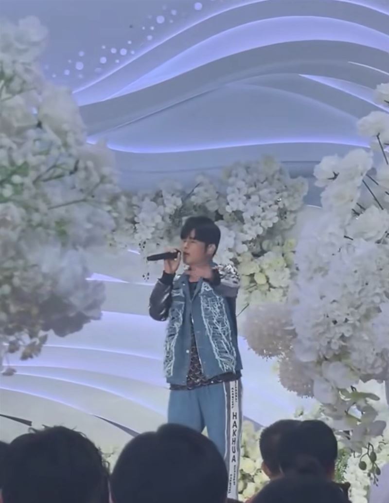 山寨周杰倫驚喜現身婚宴,引起不少網友討論真假。(圖/翻攝自IG wofulcibei)
