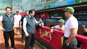 U12世界盃棒球賽將開打  黃偉哲視察球場WBSC第8屆U12世界盃棒球錦標賽25日將在台南開打，台南市長黃偉哲（前左2）24日視察球場災損修復情形，與參賽球隊交流。（台南市政府提供）中央社記者張榮祥台南傳真  114年7月24日