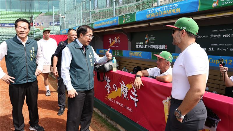 WBSC第8屆U12世界盃棒球錦標賽25日將在台南開打，台南市長黃偉哲24日視察球場災損修復情形。（圖／中央社）