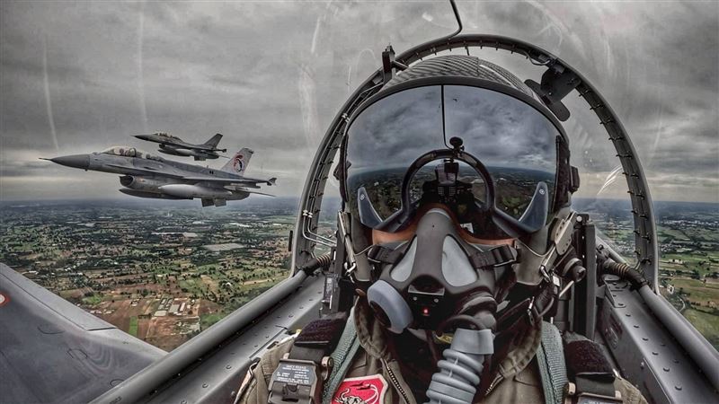 外媒報導指,泰國空軍24日出動F-16戰機襲擊柬埔寨的軍事據點。(圖/翻攝自泰國皇家空軍粉專)