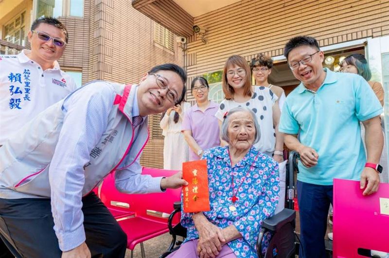 桃園市長張善政非常重視老人福利,上任後對三節敬老金及重陽敬老金檢討,從2千提高到2千5。(圖/桃園電子報提供)