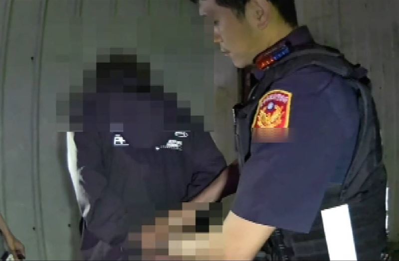 台中無業男深夜偷機車，才騎了500公尺，就被員警包夾逮捕。(圖／翻攝畫面)