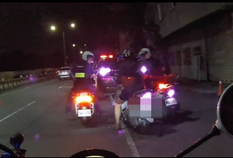 無業男偷走機車後，不到半小時，被5名員警包夾嚇壞。(圖／翻攝畫面)