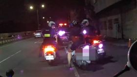 台中無業男，深夜偷機車，爽騎500公尺　被5警包夾嚇壞(圖／翻攝畫面)