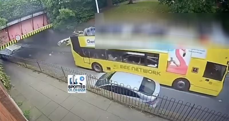 雙層公車無視限高標誌通過橋底,車頂瞬間被橋底削平。(圖/翻攝自X)
