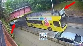 雙層巴士車頂瞬間削平！乘客遭爆頭拋飛