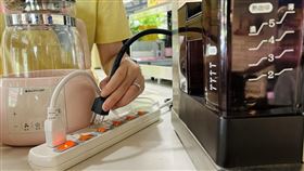 ▲颱風來臨前，建議盤點家中不用的家電設備，將插頭拔起。（圖／486團購提供） 