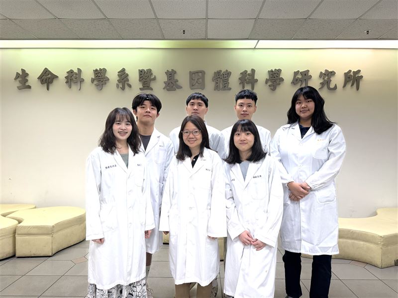 陽交大教授袁維謙(下圖前排中)率研究團隊,攜手哈佛大學,發現肝臟修復關鍵基因。(圖/陽明交大提供)