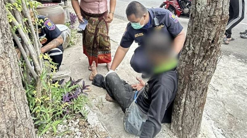 男子追撞前方皮卡車,臉不撞上貨斗上的榴槤噴血。(圖/翻攝自記者爆料網)