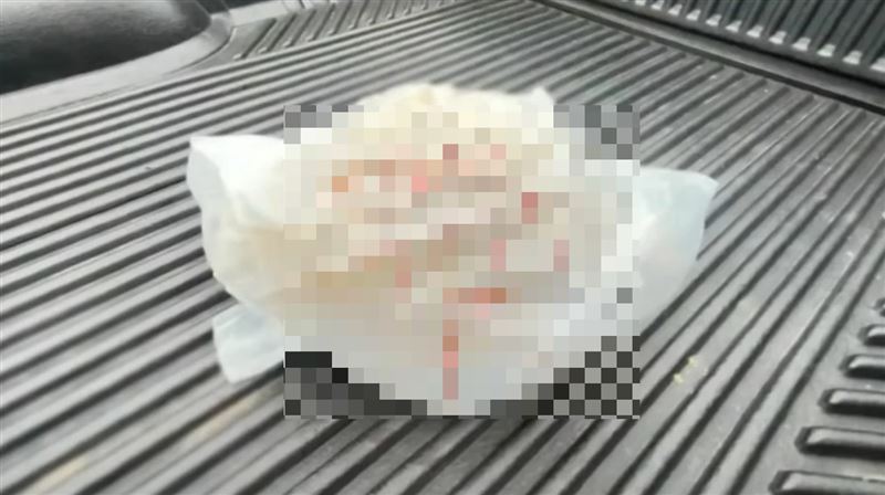 裝榴槤的塑膠袋上沾滿血跡。(圖/翻攝自記者爆料網)