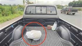 男騎士追尾！正臉猛撞「貨斗上榴槤」噴血