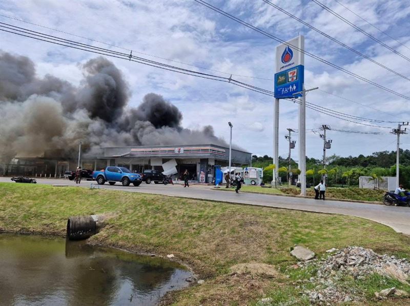 加油站距離泰柬邊境約20公里，遭柬國轟炸後，附近民眾人心惶惶。（圖／翻攝自World Forum ข่าวสารต่างประเทศ臉書）