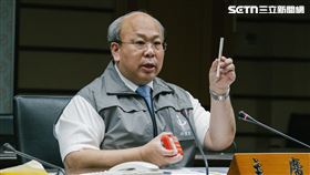 ▲中選會副主委陳朝建展示罷免投票用的圈選工具（圖／記者楊士誼攝影）