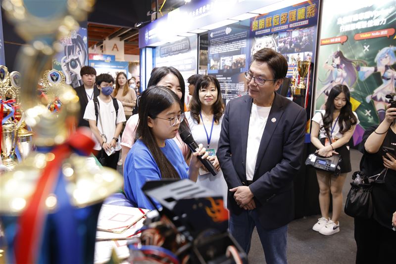 劉和然副市長參觀「新北電競POWER UP」及體驗攤位,展現新北電競產業的卓越實力