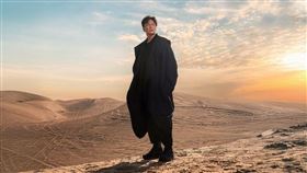 張信哲擔任歌曲〈為靠近而遠離〉製作人，MV遠赴杜拜拍攝（圖／潮水音樂提供）