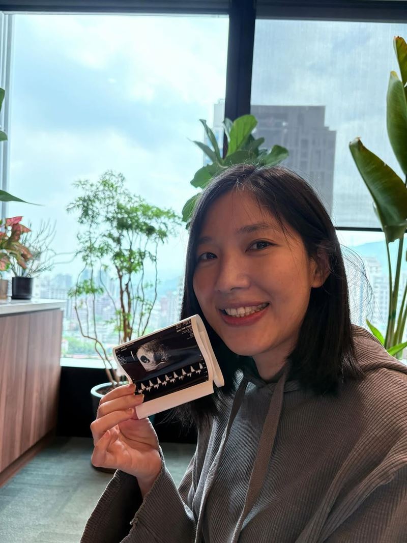 Sandra開心分享初期超音波照片，感性告白：「你還沒出生，媽媽爸爸就已經非常愛你了。」（圖／翻攝自IG）