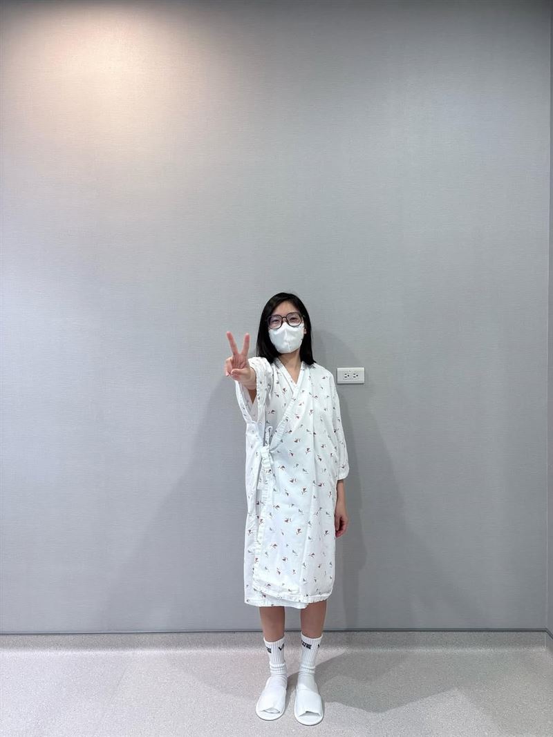 Sandra開心比Ya，分享懷孕喜悅。（圖／翻攝自IG）