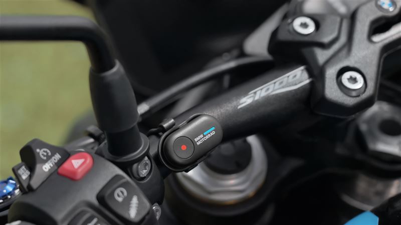 Insta360 X5 BMW Motorrad 已於 Insta360 官方商城及全台各大經銷商門市上市，建議售價為新台幣 20,990 元