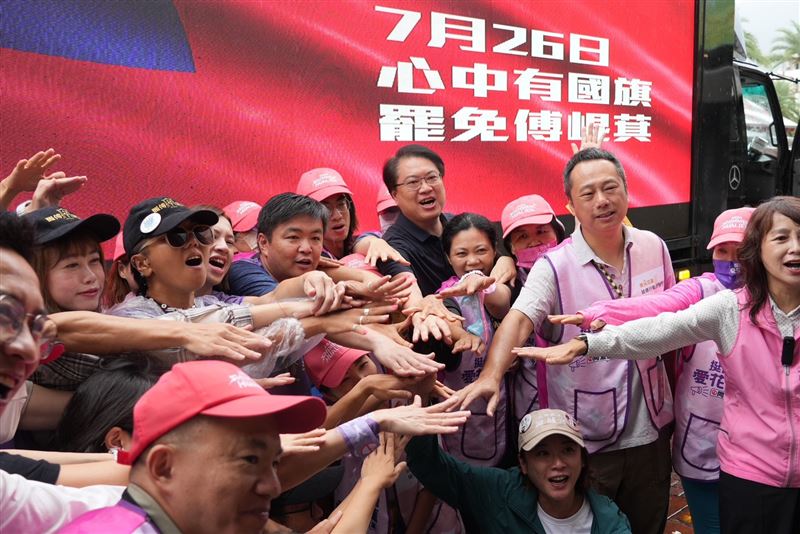 民進黨秘書長林右昌25日將再赴花蓮，陪同罷免團體車掃催票。（圖／罷團提供）