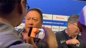 ▲記者莊順發擋下試圖搶賀電鬧場的中國人員。（翻攝畫面）