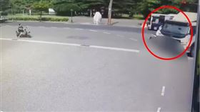 男大生慘遭聯結車輾過，恐怖瞬間相當駭人。（圖／翻攝畫面）