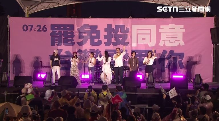反共護台聯盟24日在凱道舉辦「迎向成功 凱道晚會」，由莫莉、卡羅、芝芝、周軒、筱菁、Chip、阿美擔任主持人。（圖／翻攝畫面）