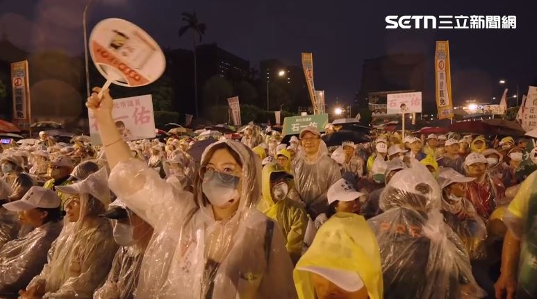 反共護台聯盟24日在凱道舉辦「迎向成功 凱道晚會」，雖然天公不做美，人潮滿滿。（圖／翻攝畫面）