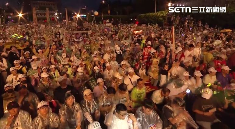 反共護台聯盟24日在凱道舉辦「迎向成功 凱道晚會」，雖然天公不做美，人潮滿滿。（圖／翻攝畫面）