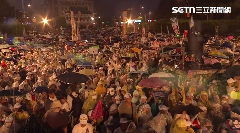 反共護台聯盟24日在凱道舉辦「迎向成功 凱道晚會」，雖然天公不做美，人潮滿滿。（圖／翻攝畫面）