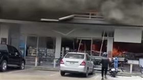 柬埔寨軍方發射火箭砲攻擊泰國東北部四色菊府一座加油站，火勢迅速蔓延至一旁超商，造成至少7人死亡。（圖／翻攝自Khaosod）

