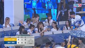 ▲富邦悍將韓籍啦啦隊李雅英，在比賽暫停時獻唱2首台語歌。（圖／翻攝自CPBLTV）