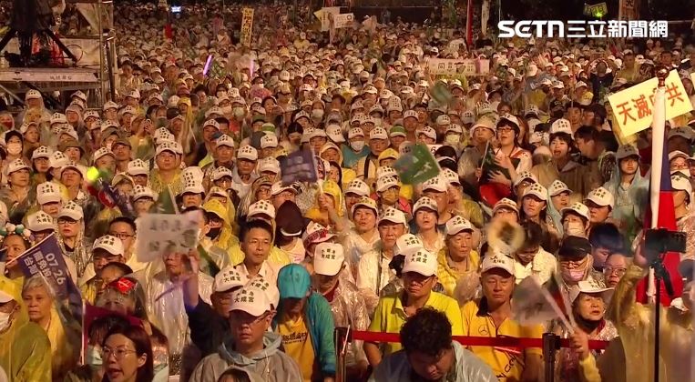大批民眾當場濕了身更濕了眼眶。（圖／翻攝畫面）