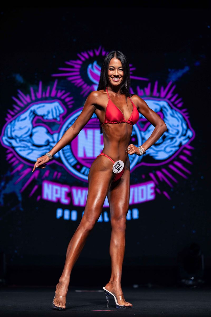 名模王麗雅參加健美比賽，如同古銅色運動芭比娃娃現身。(圖／IFBB Pro Taiwan提供)