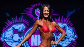 名模王麗雅參加健美比賽，如同古銅色運動芭比娃娃現身。(圖／IFBB Pro Taiwan提供)