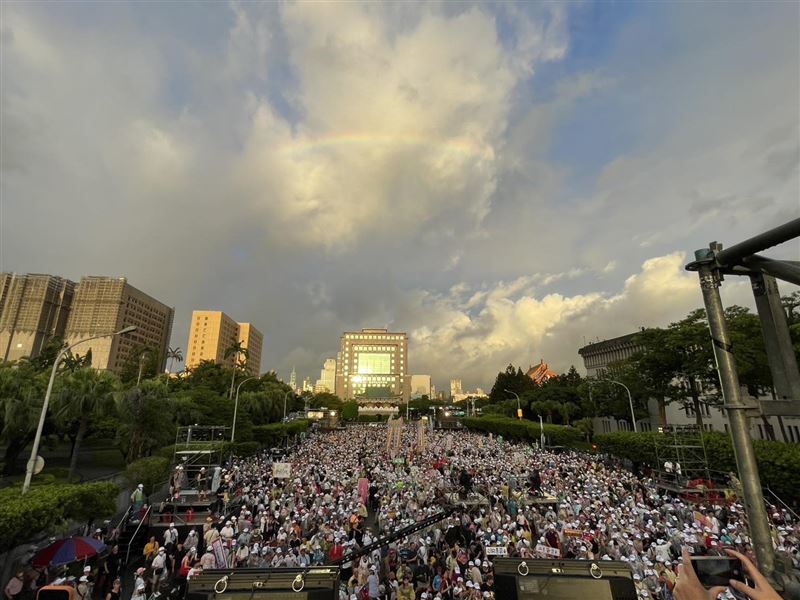 凱道不時下起雨,民眾仍穿雨衣到現場支持。(圖/翻攝自周軒臉書)