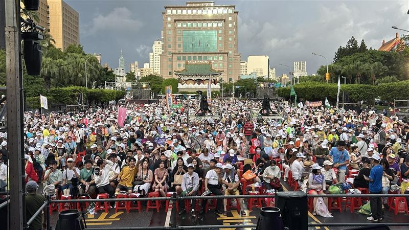 周軒曝凱道人潮：下班時間還沒到已經快滿