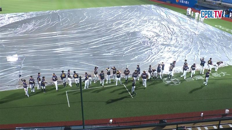 富邦悍將、中信兄弟金控大戰，因雨勢過大「保留比賽」。（圖／翻攝自CPBLTV）