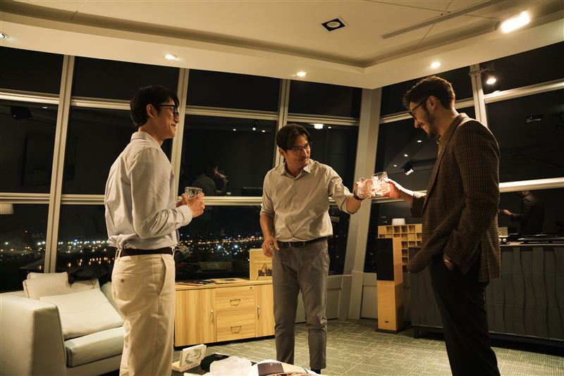 吳慷仁(左起)、李銘順與李至正在《親密之海》中有微妙三角關係。(圖/CATCHPLAY+提供)