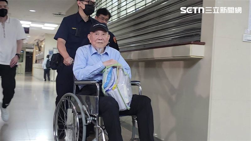 結束11個月羈押，沈慶京離開台北地院返家。（圖／記者楊佩琪攝）
